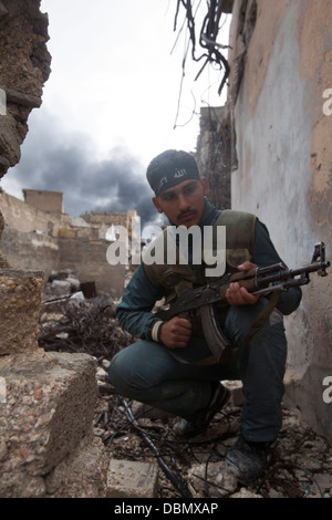 Un libero esercito siriano rebel prende posizione in prossimità della frontline di Aleppo, Siria. Foto Stock