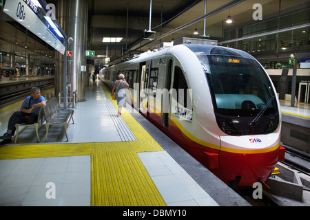 Il treno dei pendolari alla Estacio intermodali di Stazione ferroviaria a Palma di Maiorca parte del trasporto de les Illes Balears rete ferroviaria Foto Stock