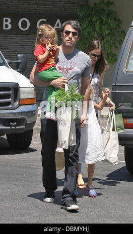 Ben Affleck e Jennifer Garner andare al mercato degli agricoltori con le loro figlie Violet e Seraphina di Los Angeles, California - 17.07.11 Foto Stock