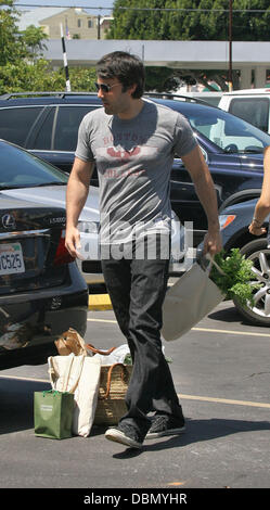 Ben Affleck e Jennifer Garner andare al mercato degli agricoltori con le loro figlie Violet e Seraphina di Los Angeles, California - 17.07.11 Foto Stock