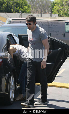 Ben Affleck e Jennifer Garner andare al mercato degli agricoltori con le loro figlie Violet e Seraphina di Los Angeles, California - 17.07.11 Foto Stock