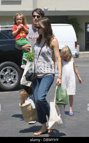 Ben Affleck e Jennifer Garner andare al mercato degli agricoltori con le loro figlie Violet e Seraphina di Los Angeles, California - 17.07.11 Foto Stock