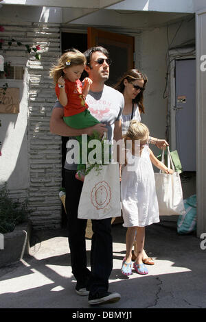 Ben Affleck e Jennifer Garner andare al mercato degli agricoltori con le loro figlie Violet e Seraphina di Los Angeles, California - 17.07.11 Foto Stock