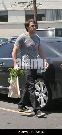 Ben Affleck e Jennifer Garner andare al mercato degli agricoltori con le loro figlie Violet e Seraphina di Los Angeles, California - 17.07.11 Foto Stock