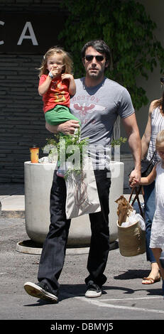 Ben Affleck e Jennifer Garner andare al mercato degli agricoltori con le loro figlie Violet e Seraphina di Los Angeles, California - 17.07.11 Foto Stock