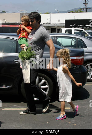 Ben Affleck e Jennifer Garner andare al mercato degli agricoltori con le loro figlie Violet e Seraphina di Los Angeles, California - 17.07.11 Foto Stock