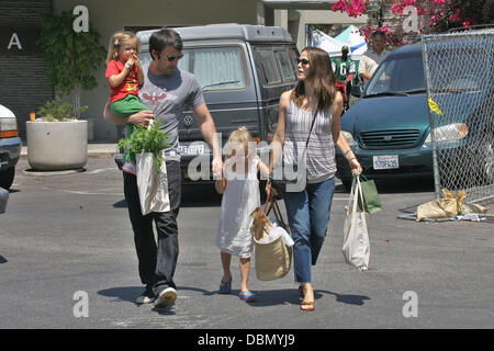 Ben Affleck e Jennifer Garner andare al mercato degli agricoltori con le loro figlie Violet e Seraphina di Los Angeles, California - 17.07.11 Foto Stock