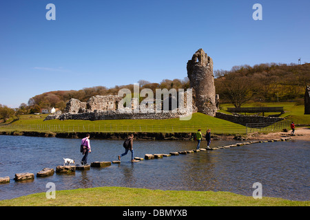Pietre miliari attraverso il Fiume Ogmore a Ogmore Castle, Ogmore, Glamorgan, South Wales, Regno Unito Foto Stock