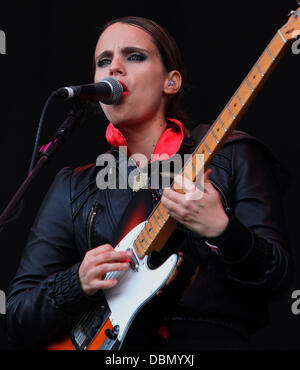 Anna Calvi eseguendo sull'Obelisco Arena palco principale Latitude Musica e Arts Festival tenutosi presso il Henham Estate in Suffolk - Giorno 3 Suffolk, Inghilterra - 17.07.11 Foto Stock