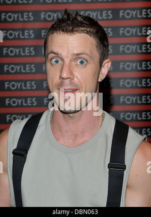 Jake cesoie libro firma nel Cafe a Foyles per segnare il lancio di "Un giorno nella vita di Jake cesoie' un libro di fotografie scattate dal fotografo americano Tim Hailand. Londra, Inghilterra - 18.07.11 Foto Stock