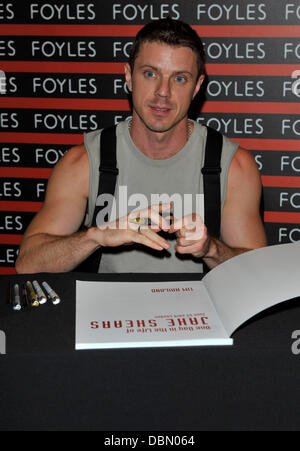 Jake cesoie libro firma nel Cafe a Foyles per segnare il lancio di "Un giorno nella vita di Jake cesoie' un libro di fotografie scattate dal fotografo americano Tim Hailand. Londra, Inghilterra - 18.07.11 Foto Stock