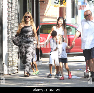 Heidi Klum e figli Henry Samuel, Lou Samuele e Leni Klum sulla loro strada per la scuola di New York City, Stati Uniti d'America - 18.07.11 Foto Stock