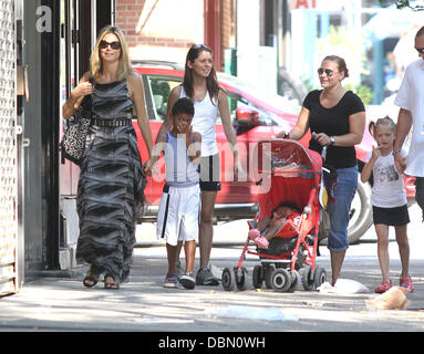 Heidi Klum e figli Henry Samuel, Lou Samuele e Leni Klum sulla loro strada per la scuola di New York City, Stati Uniti d'America - 18.07.11 Foto Stock