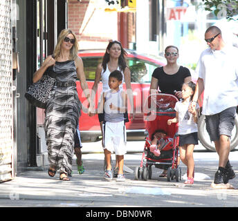 Heidi Klum e figli Henry Samuel, Lou Samuele e Leni Klum sulla loro strada per la scuola di New York City, Stati Uniti d'America - 18.07.11 Foto Stock