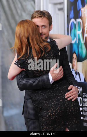 La pietra della Emma e Ryan Gosling premiere mondiale di "Crazy, stupido, amore" tenutasi presso il Teatro Ziegfeld - Arrivi New York City, Stati Uniti d'America - 19.07.11 Foto Stock