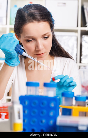 Ragazzina prende un campione di materiale biologico Foto Stock