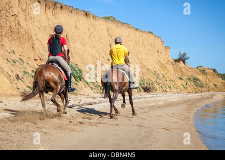 Coppia sulla spiaggia di sabbia a cavallo, Croazia, Dalmazia, Europa Foto Stock