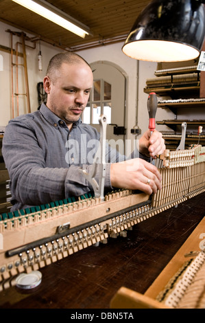 Costruttore di strumenti di regolazione meccanismo musicale di un pianoforte, Regensburg, Baviera, Germania Foto Stock