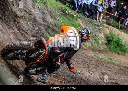 Super moto race in Bilstain, Belgio. 1 rider in una curva sul lato sporco della parte della pista. Foto Stock