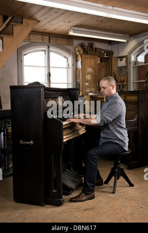 Strumento maker suonare il pianoforte, Regensburg, Baviera, Germania Foto Stock