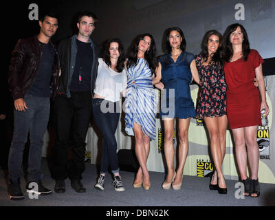 Kristen Stewart e Robert Pattinson Taylor Lautner, Ashley Greene, Nikki Reed, Elizabeth Reaser Comic-Con 2011 - Giorno 1 - 'Twilight: Rottura dell'alba parte 1 " conferenza stampa tenutasi presso l'hotel Hilton Bayfront Hotel - Gli arrivi a San Diego, California - 21.07.11 Foto Stock