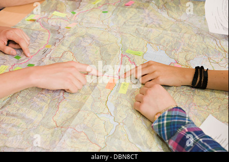 Puntando alla posizione sulla mappa, Weilheim, Germania, Europa Foto Stock