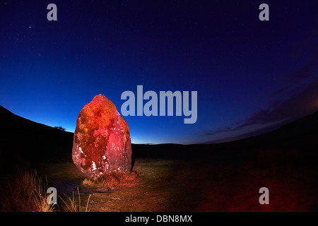 Maen Llúria pietra permanente, fotografato di notte, vicino Ystradfellte, Brecon Beacons, Wales, Regno Unito Foto Stock