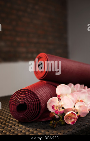 Materassini da yoga e orchidee, Close-up Foto Stock