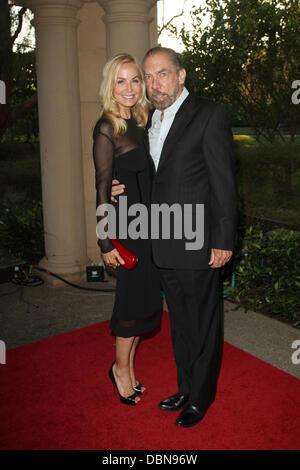 Giovanni Paolo DeJoria (R) con la moglie Eloise xiii annuale cura del design che beneficiano della Fondazione HollyRod tenutosi presso la Marciano Residence Beverly Hills, la California - 23.07.11 Foto Stock