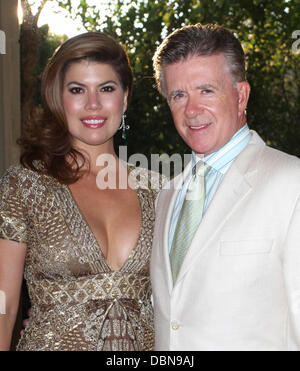 Alan Thicke (R) e fidanzata Tanya Callau xiii annuale cura del design che beneficiano della Fondazione HollyRod tenutosi presso la Marciano Residence Beverly Hills, la California - 23.07.11 Foto Stock