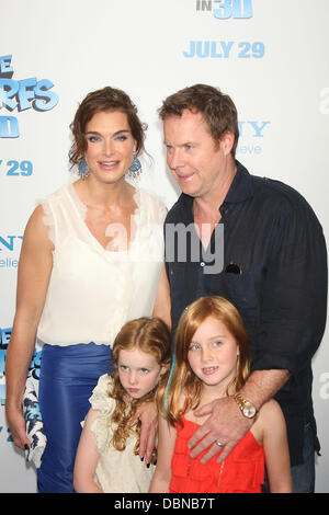 Brooke Shields e la famiglia "puffi' prima mondiale al Teatro Ziegfeld - Arrivi New York City, Stati Uniti d'America - 24.07.11 Foto Stock