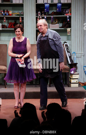 Susan Charlotte e Danny Aiello apertura notturna del Off-Broadway produzione di "il calzolaio' alla Acorn Theatre - Curtain Call. La città di New York, Stati Uniti d'America - 24.07.11 Foto Stock