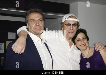 Antony Marsellis, Danny Aiello e Susan Charlotte apertura notturna dopo essere partito per la Off-Broadway produzione di "il calzolaio" presso il Teatro Acorn. La città di New York, Stati Uniti d'America - 24.07.11 Foto Stock