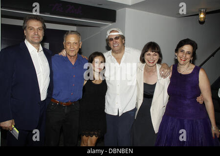 Antony Marsellis, Michael Twaine, Lucy DeVito, Danny Aiello, Alma Cuervo e Susan Charlotte apertura notturna dopo essere partito per la Off-Broadway produzione di "il calzolaio" presso il Teatro Acorn. La città di New York, Stati Uniti d'America - 24.07.11 Foto Stock