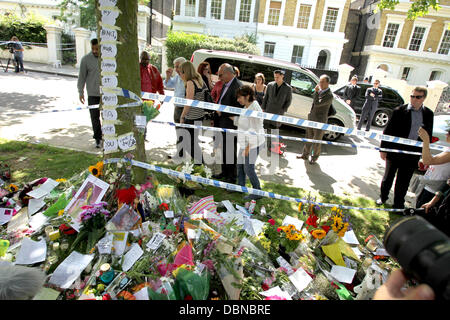 Mitch Winehouse e Janis Winehouse arrivando a Amy Winehouse's house, dopo la sua tragica morte sabato 23LUG11 London, England 25.07.11 Foto Stock