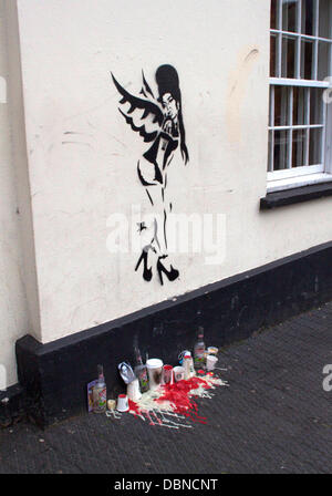Un Banksy ispirato pezzo di arte è apparso in Camden in omaggio a Amy Winehouse dopo la sua morte il sabato (23luglio11). L'illustrazione mostra la parte posteriore a stella nera cuscinetto angel wings completo con il suo braccio tatuaggio. Winehouse era noto un residente locale a C Foto Stock