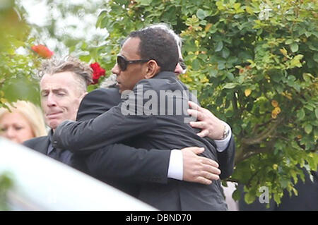 Gli ospiti i funerali di Amy Winehouse tenutosi presso il Cimitero di Edgwarebury Londra Inghilterra - 26.07.11 Foto Stock