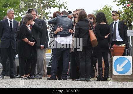 Gli ospiti i funerali di Amy Winehouse tenutosi presso il Cimitero di Edgwarebury Londra Inghilterra - 26.07.11 Foto Stock