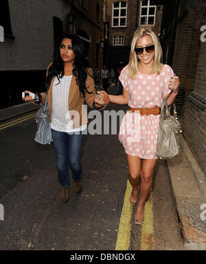 Mollie King e Vanessa bianco dal gruppo ragazza il sabato lasciando Pineapple Studios per la danza in Covent Garden. Essi erano stati lì con il resto dei loro compagni di band in Audizione ballerini per i gruppi dei prossimi tour. Londra, Inghilterra - 26.07.11 Foto Stock