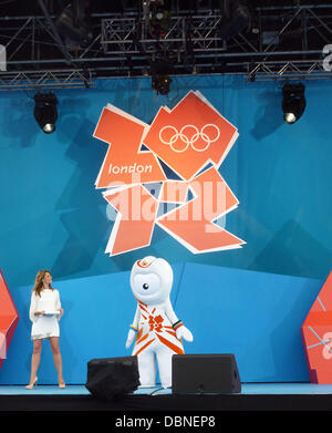 Wenlock e Ellie Crisel presso il London 2012 Giochi Olimpici mascotte durante l' London 2012 - Un anno per andare' cerimonia in Trafalgar Square. Londra, Inghilterra - 27.07.11 Foto Stock