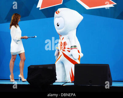 Wenlock e Ellie Crisel presso il London 2012 Giochi Olimpici mascotte durante l' London 2012 - Un anno per andare' cerimonia in Trafalgar Square. Londra, Inghilterra - 27.07.11 Foto Stock