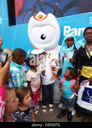 Wenlock incontra i fan a Londra 2012 Giochi Olimpici mascotte durante l' London 2012 - Un anno per andare' cerimonia in Trafalgar Square. Londra, Inghilterra - 27.07.11 Foto Stock