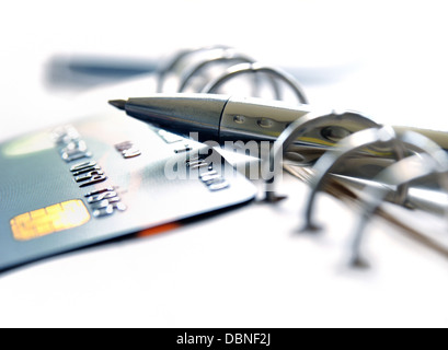 La carta di credito e penna a sfera su un agenda elettronica Foto Stock