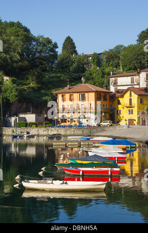 Colorate barche ormeggiate nel porto del piccolo villaggio di pescatori di Mergozzo il Lago di Mergozzo, Piemonte, Italia Foto Stock