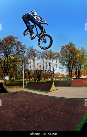 Adolescente facendo BMX stunt bike nel parco di skateboard, osijek, Croazia, Europa Foto Stock