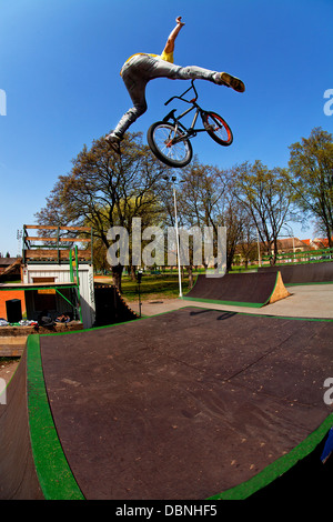 Adolescente facendo BMX stunt bike nel parco di skateboard, osijek, Croazia, Europa Foto Stock