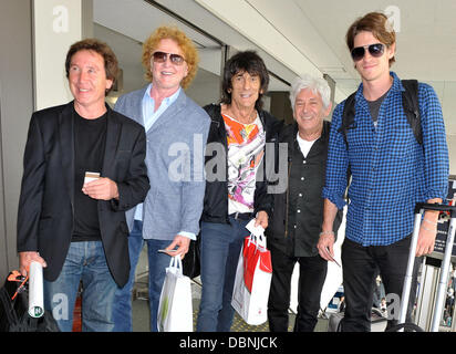 Kenney Jones, Mick Hucknall, Ronnie Wood, Ian McLagan e Jesse legno le facce di arrivare all'Aeroporto Internazionale Narita per prendere un volo per Londra Narita, Giappone - 31.07.11 Foto Stock