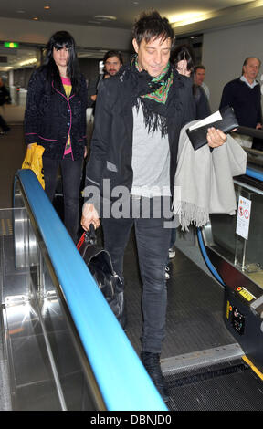 Alison Mosshart e Jamie Hince le uccisioni arrivano all'Aeroporto Internazionale di Narita per headline il giorno tre del Fuji Rock Festival Narita, Giappone - 31.07.11 Foto Stock