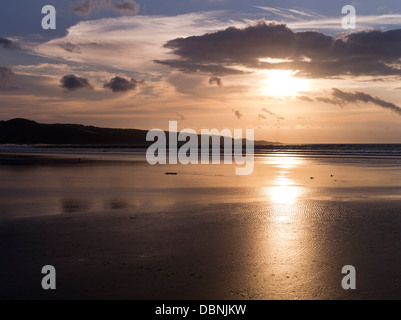 Dh Ninety Mile Beach AHIPARA NUOVA ZELANDA tramonto sulla baia Ahipara Arancione marrone sky mare costa di sabbia northland Foto Stock