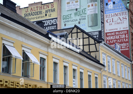 Dipinto di annunci su edifici, Sodergatan Street, Malmo, Svezia. Foto Stock